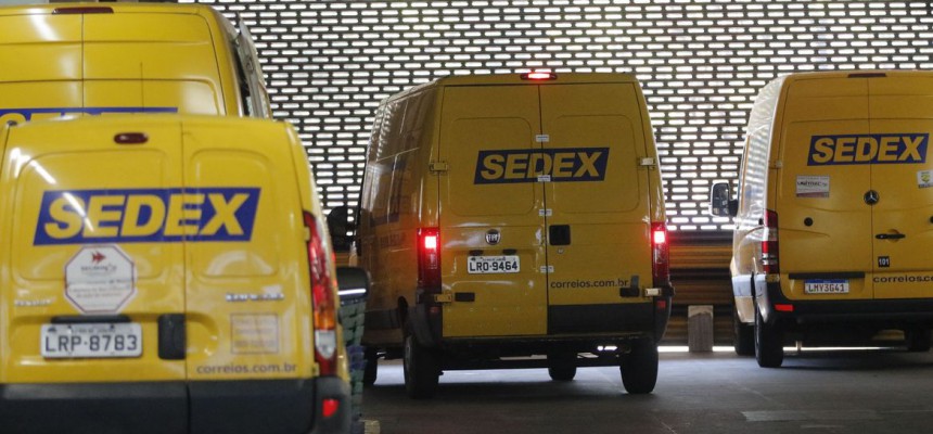 Movimento no Centro de Tratamento de Encomendas dos Correios, em Benfica