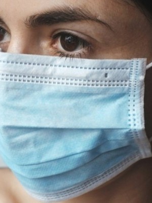 mascaras-luvas-e-lencos-usados-devem-ser-descartados-no-lixo-comum-A0Uk