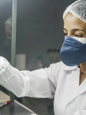 Profissional prepara amostra para realizar exame de covid-19.