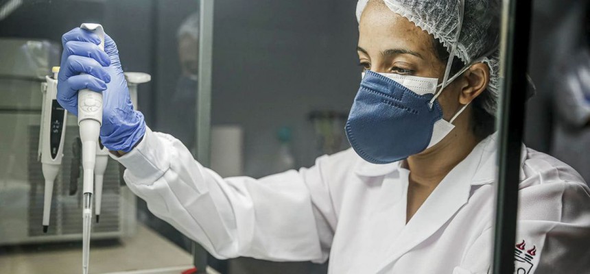 Profissional prepara amostra para realizar exame de covid-19.