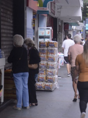 Rio tem primeiro dia útil de reabertura do comércio de rua
