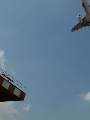 Avião decola no aeroporto de Congonhas.