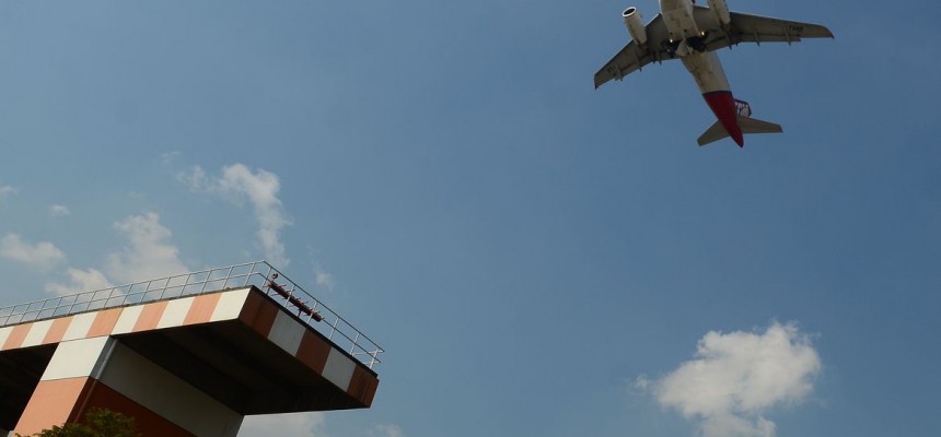 Avião decola no aeroporto de Congonhas.