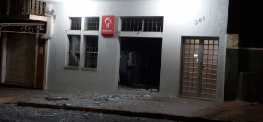 bandidos-explodem-caixa-eletronico-em-gaviao-peixoto-bwVr