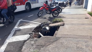 Bueiro rua Paulo VI