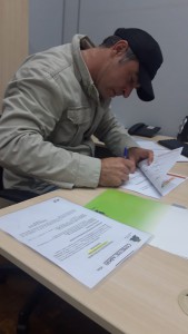 thumbnail_Foto Tiago Parelli - Assinando