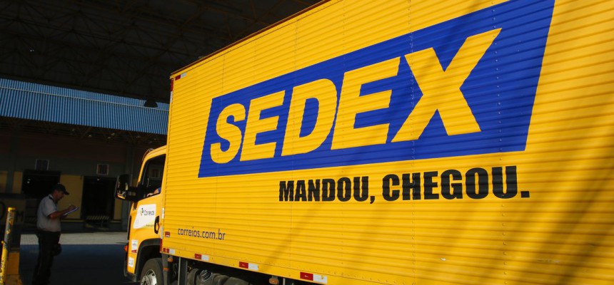 Movimento no Centro de Tratamento de Encomendas dos Correios, em Benfica