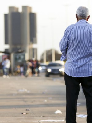 Idosos na região central de Brasília.