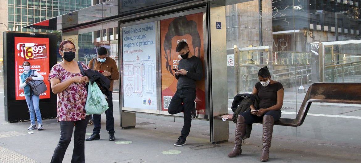 Movimentação em ponto de ônibus na avenida paulista.