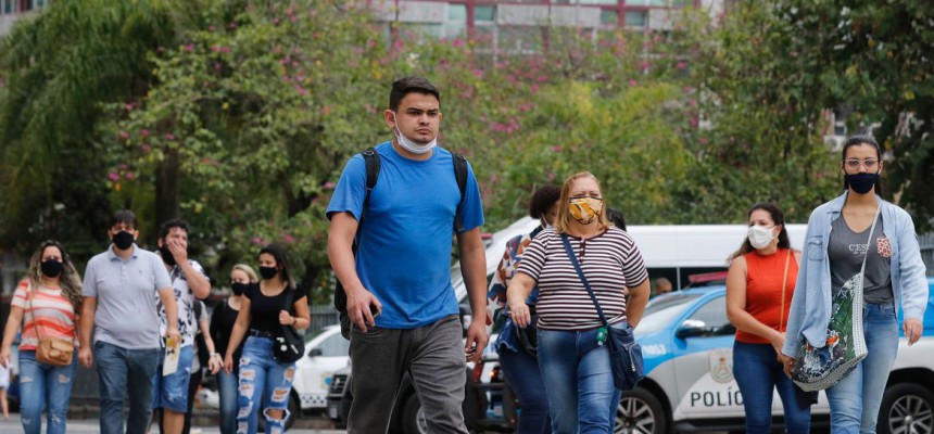 primeiro_dia_de_flexibilizacao_do_uso_de_mascaras_ao_ar_livre_no_estado_do_rio_de_janeiro.2810212692