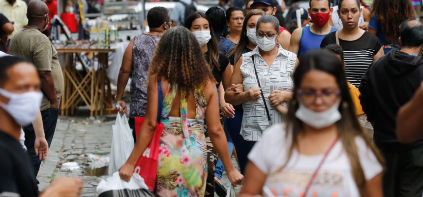 primeiro_dia_de_flexibilizacao_do_uso_de_mascaras_ao_ar_livre_no_estado_do_rio_de_janeiro.2810212694