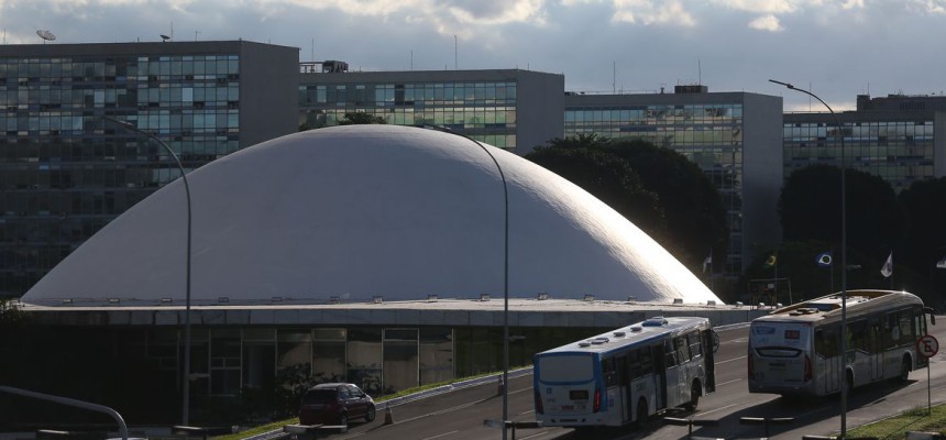 A cúpula menor, voltada para baixo, abriga o Plenário do Senado Federal.