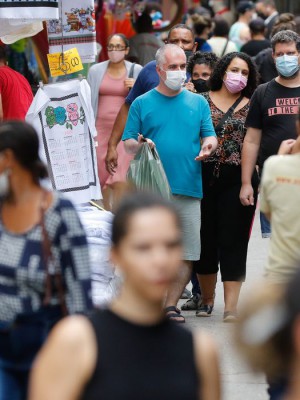 primeiro_dia_de_flexibilizacao_do_uso_de_mascaras_ao_ar_livre_no_estado_do_rio_de_janeiro.2810212695