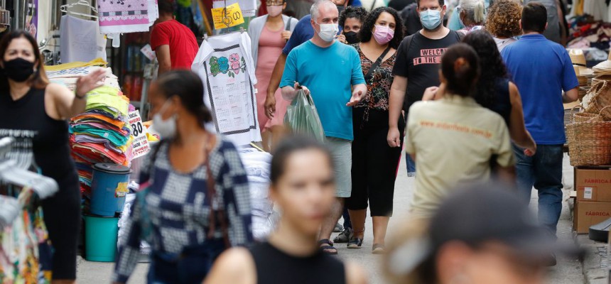 primeiro_dia_de_flexibilizacao_do_uso_de_mascaras_ao_ar_livre_no_estado_do_rio_de_janeiro.2810212695