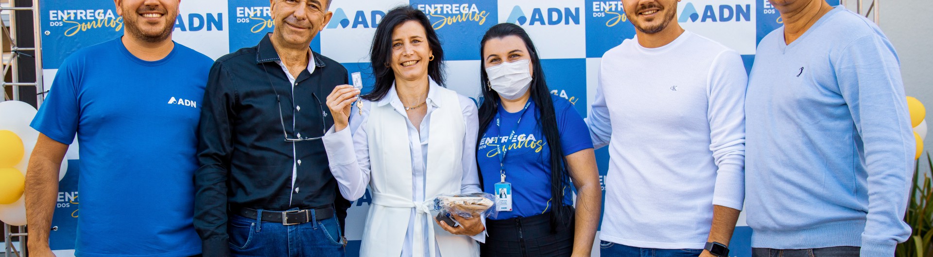 Foto4_-_ADN_entrega_chaves_para_a_ganhadora_do_sorteio_Natal_ACISC_2020