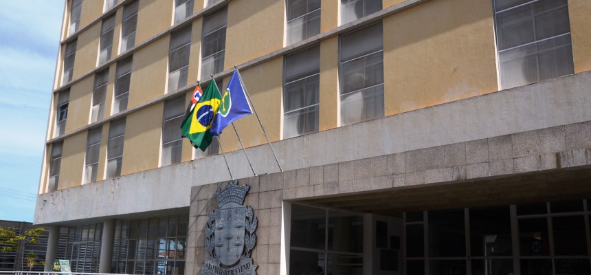 ABRE E FECHA