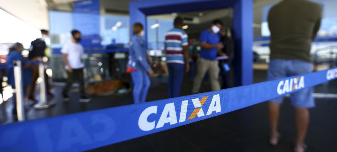 Fila para entrada em agência da Caixa, em Brasília.