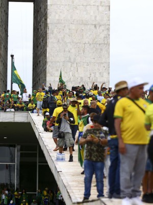 Manifestantes invadem Congresso, STF e Palácio do Planalto.