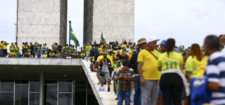 Manifestantes invadem Congresso, STF e Palácio do Planalto.