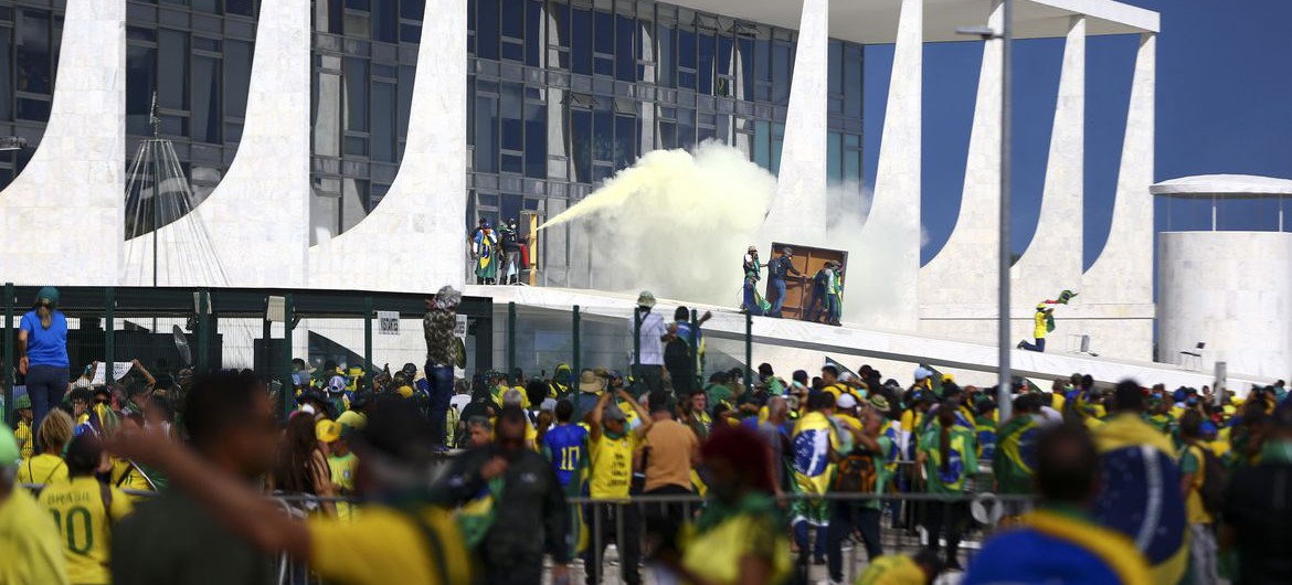 Manifestantes invadem Congresso, STF e Palácio do Planalto.