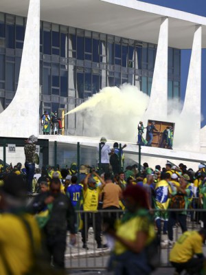 Manifestantes invadem Congresso, STF e Palácio do Planalto.