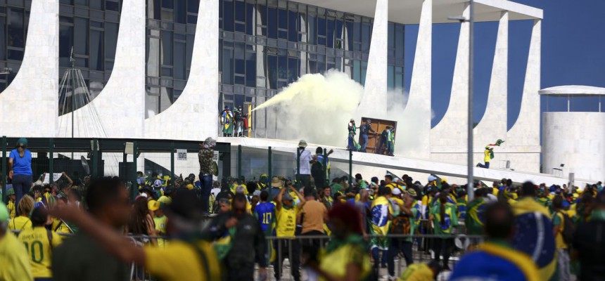 Manifestantes invadem Congresso, STF e Palácio do Planalto.