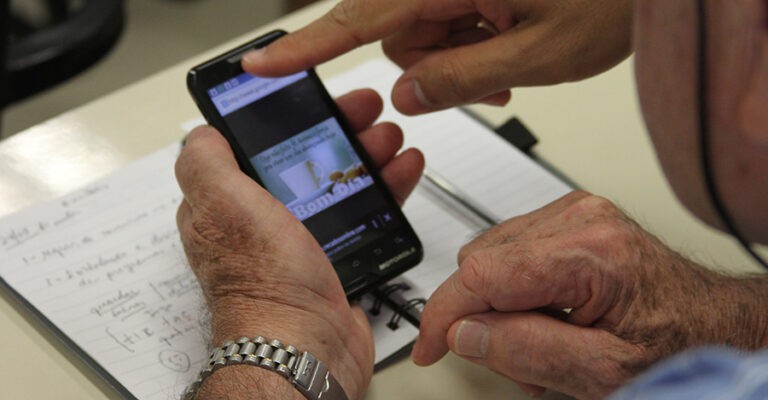 ICMC-recebe-inscricoes-para-curso-avancado-que-ensina-idosos-a-utilizar-smartphones-768x512