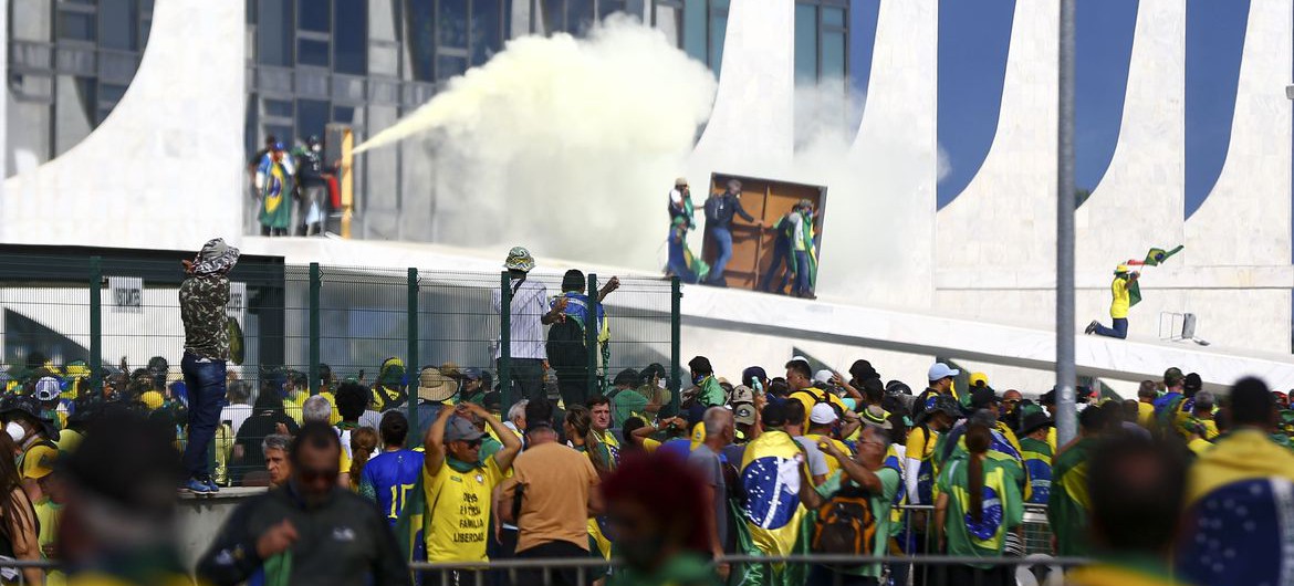 Manifestantes invadem Congresso, STF e Palácio do Planalto.