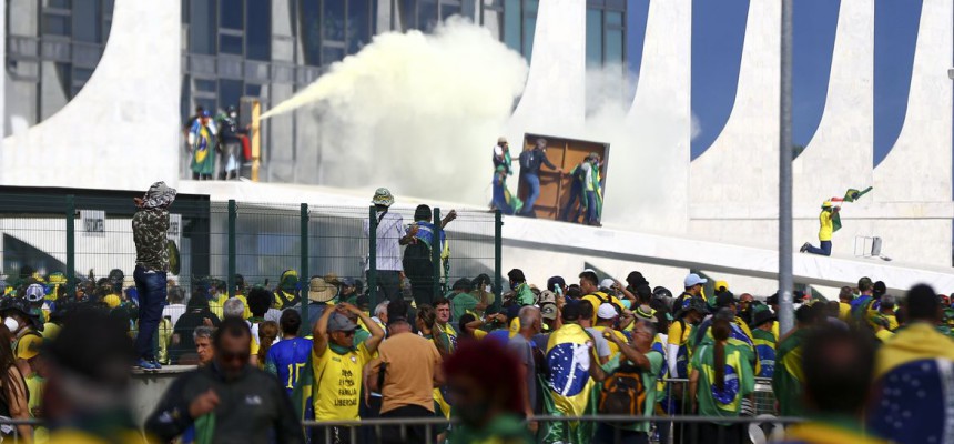 Manifestantes invadem Congresso, STF e Palácio do Planalto.