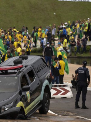 Manifestantes fazem ato contra governo no dia 8 de janeiro 2023