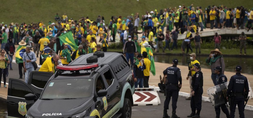 Manifestantes fazem ato contra governo no dia 8 de janeiro 2023