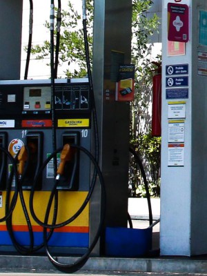 São Paulo - Posto de gasolina em Pinheiros.