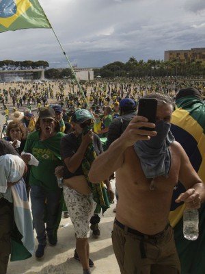 Manifestantes fazem ato contra governo no dia 8 de janeiro 2023