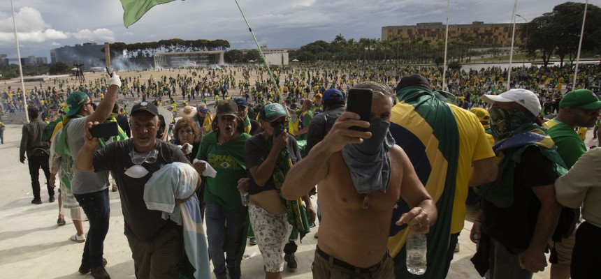 Manifestantes fazem ato contra governo no dia 8 de janeiro 2023