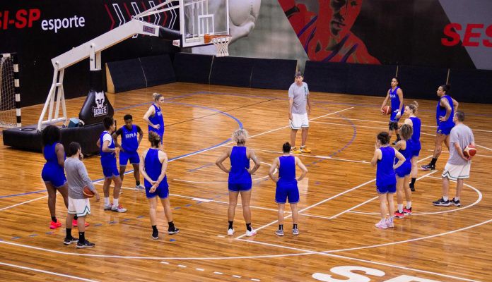 Selecao-Brasileira-durante-treinamento-no-Sesi-Araraquara-Foto-CBB-02-696x464